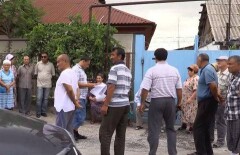 В ЮКО сельчане вломились в акимат и прокатили чиновника по ямам