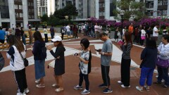 В Гонконге люди выстраивались в длинные очереди в избирательные участки