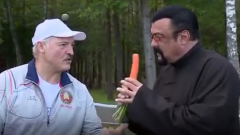 Лукашенко угостил Стивена Сигала сырой морковью и подарил арбуз