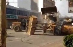 Битвой шести погрузчиков закончились разборки конкурирующих компаний в КНР