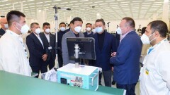 Аскар Мамин посетил завод по производству аппаратов ИВЛ