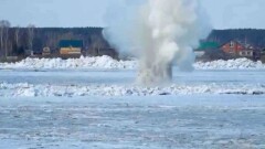 Паводок в ВКО: спасатели взорвали лёд на реке и эвакуировали 60 человек