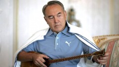 Нурсултан Назарбаев сыграл на домбре в "Мультимедийном центре традиционной музыки"