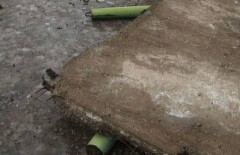 Падение бетонного козырька на голову девушки с ребёнком попало на видео в Петербурге