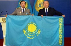 Флаг Казахстана, облетевший планету 150 раз, передали Нурсултану Назарбаеву 
