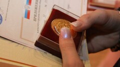 Выпускница сдала золотую медаль после речи одноклассницы, а её маму-чиновницу уволили 