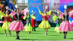 Наурыз в Уральске встречали в тёплых куртках, в Шымкенте – у фонтанов 