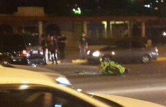 В Актау мотоциклист пробил стекло и влетел в салон джипа