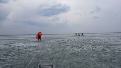 С отколовшейся льдины спасли четверых рыбаков в Павлодарской области