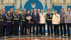 Президент Казахстана вручил награды силовикам ко Дню защитника Отечества 
