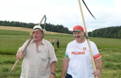 Лукашенко научил Депардье косить траву
