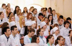В Шымкенте студенты-медики требуют обеспечить им безопасность