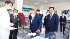 Назарбаев посетил завод, выпускающий ИВЛ и медицинские автомобили в Шымкенте