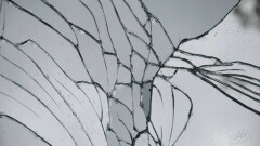 Осколки стеклянной крыши детской больницы в Актобе едва не поранили пациентов