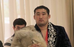 Чемпион "Казахстан Барысы" отдал 150 тысяч долларов родителям