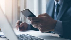 В Казахстане госслужащие снова смогут использовать смартфоны на работе
