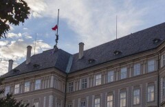 Флаг над Пражским градом заменили красными трусами