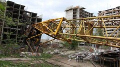 Шквальный ветер повалил башенный кран в Астане