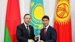 Кайрат Абдрахманов передал главе МИД Кыргызстана жезл председательства в ОДКБ