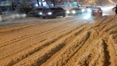 Алматинцы взяли новую моду - кататься на лыжах и сноубордах по улицам