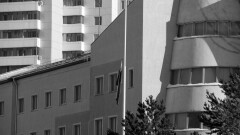 К посольству РФ в Казахстане несут цветы