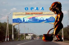 Человек, похожий на прокурора Уральска, справил нужду у всех на виду 