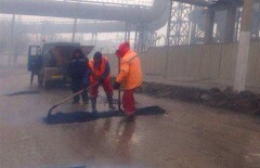 В грязь укладывают асфальт в Актобе в ожидании приезда Назарбаева
