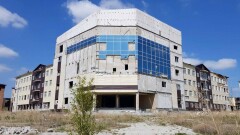 Долгострой за 4 миллиарда тенге разрушается в Усть-Каменогорске. Что с ним будут делать?