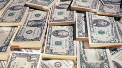 Казахстанцы скупают доллары: сумма "чистых" продаж за май выросла почти в три раза 