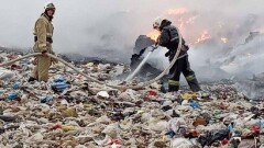 В Алматинской области для тушения пожара на мусорном полигоне привлекли вертолёт Ми-8