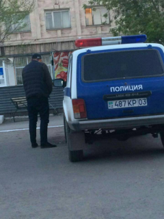 В Акмолинской области сфотографировали мужчину, справляющего нужду у полицейской машины