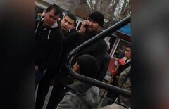 Рабочего зажало между катком и асфальтоукладчиком в Шымкенте