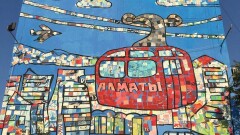 Невзрачные дома Алматы отдали в руки юных художников 