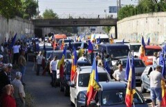 Участников протестного автопробега в Кишинёве встретили аплодисментами