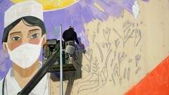 В Нур-Султане на стене ЖК рисуют мурал, посвящённый борющимся с коронавирусом медикам