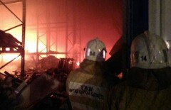 Крупный пожар полыхает на складе временного хранения вблизи Алматы