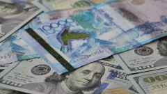 Тенге снова стремительно падает по отношению к доллару