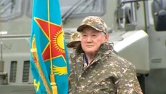 Акимов областей одели в военную форму во время репетиции парада