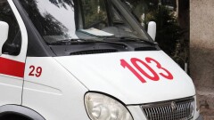 Врач героически вытолкала со двора "скорую" с больным ребёнком внутри