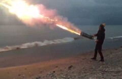 Американские друзья испытали пулемёт, созданный из фейерверков и скотча