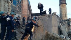В Кызылорде 60 спасателей работают на месте обрушения дымовой трубы ТЭЦ