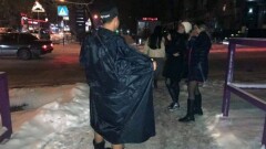 Чудак в чёрном плаще и с голыми ногами танцует на улицах Шымкента