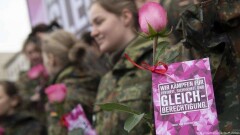 В Германии уволили солдата-мусульманина из-за отказа пожать руку женщине