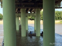 В Атырау свадебный оператор едва не замёрз в реке, спасая упавший беспилотник