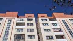 В Алматы накренился девятиэтажный дом. В акимате говорят, что опасности нет