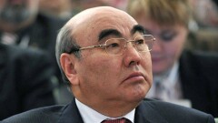 Неизвестные испортили Аскару Акаеву встречу с земляками в Германии, кинув в него яйцо