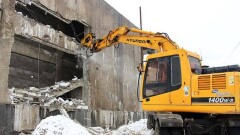 В Алматы сносят недостроенный ресторан, за который ещё не выплачен кредит