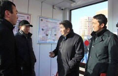 Джаксыбеков погрелся в новой отапливаемой остановке в Астане