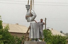 Восстановленный несколько дней назад памятник Сталину сняли с постамента в ЮКО