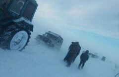 Третьи сутки остаются в снежном плену автомашины в Актюбинской области